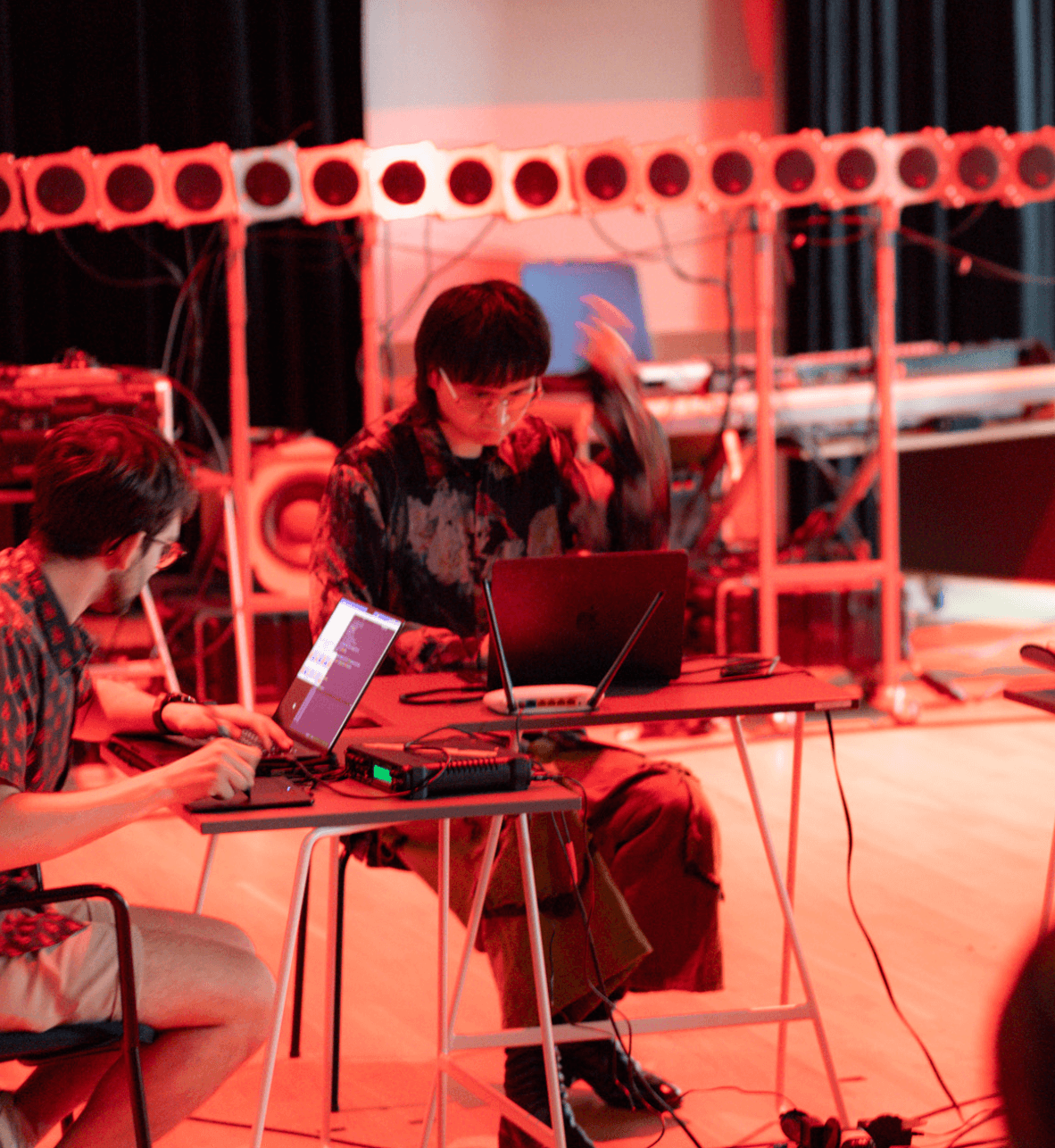 VELCRO 3x3 collective performance in red light